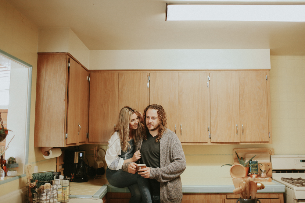 hippie couple in home session- kathy davies photography