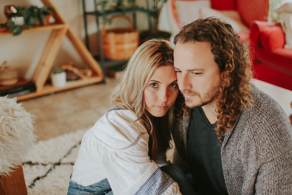 hippie couple in home session- kathy davies photography